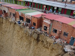 Ngeri! Deretan Rumah Bunuh Diri di Tepi Jurang, Geser Dikit Goodbye