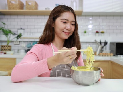 Viral di Sosmed, Benarkah Setop Makan Mie Instan Bikin Kulit Glowing?