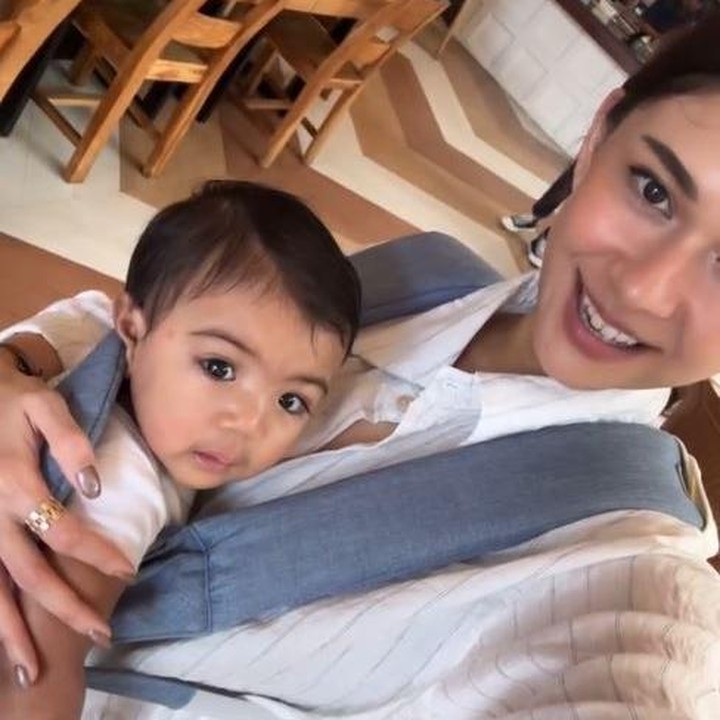 <p>Aktris Nana Mirdad membagikan momen manis saat menghabiskan waktu berdua dengan bayi bernama Kiranila. Bayi yang akrab disapa Kira ini adalah bayi yang dulu ditemukan Nana di semak dekat rumahnya, Bunda. (Foto: Instagram @nanamirdad_)</p>