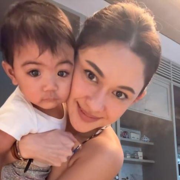 <p>Januari 2024 adalah awal pertemuan Nana dengan Baby Kira. Saat itu, Nana dan asisten rumah tangganya (ART) menemukan Baby Kira di semak-semak. Nana dan sang suami Andrew White lalu membawa Kira ke rumah sakit, lalu diserahkan ke pihak yang ditunjuk oleh Dinas Sosial. (Foto: Instagram @nanamirdad_)</p>