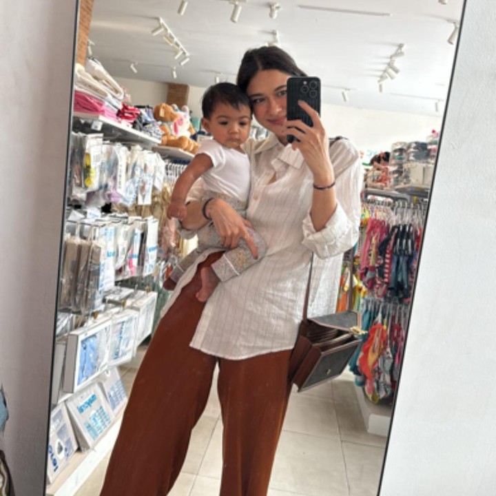 <p>Nana terlihat begitu bahagia bisa menghabiskan waktu dengan Baby Kira yang dulu dipanggilnya Bella. Selain mengajaknya bermain dan berkeliling, Nana juga membuatkan makanan spesial untuk Kira. (Foto: Instagram @nanamirdad_)</p>