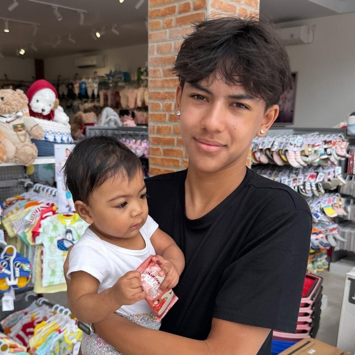 <p>Selama bersama Nana, Baby Kira terlihat selalu anteng. Kehadirannya pun mendapat respons positif dari anak-anak Nana. Sang putra Jason Deandra White juga turut menghabiskan waktu dengan bayi perempuan ini. Tak hanya itu, dalam unggahan lainnya, Nana mengunggah momen saat mertuanya bermain dan momong Baby Kira. (Foto: Instagram @nanamirdad_)</p>