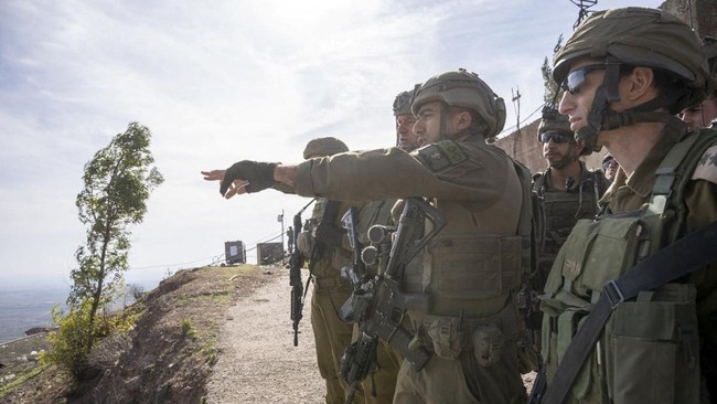 Israel saat ini telah menguasai buffer zone atau zona penyangga Dataran Tinggi Golan usai ditinggalkan oleh pasukan keamanan Suriah.