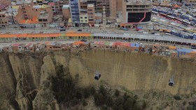 FOTO: Bergidik Ngeri Memandang Rumah Pinggir Tebing di Bolivia