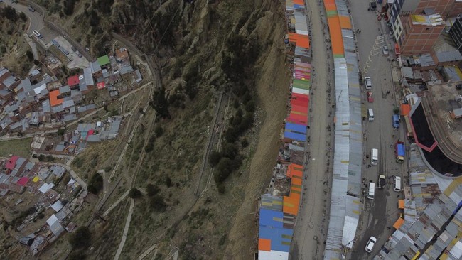 FOTO: Bergidik Ngeri Memandang Rumah Pinggir Tebing di Bolivia