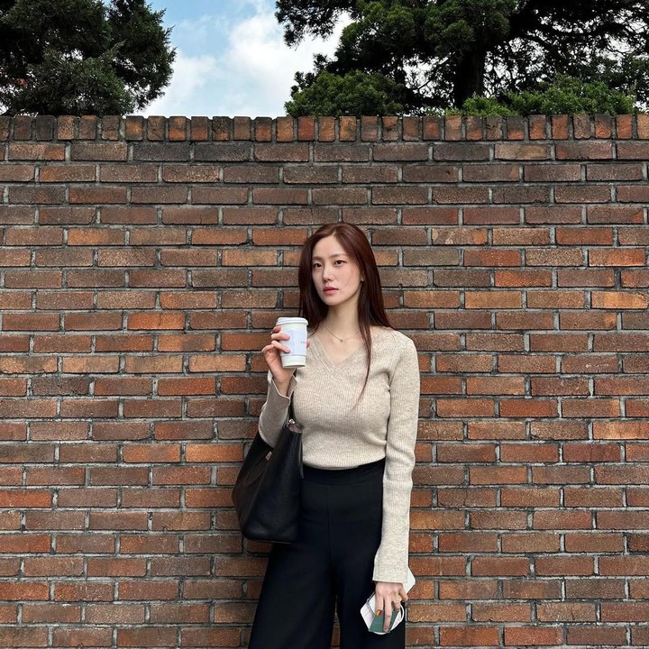 <p>Perpaduan kaus berwarna <em>cream</em> dan celana kulot hitam dapat memberi kesan <em>outfit</em> yang <em>effortlessly</em>. Dalam potret yang satu ini, Han Jae Yi menggunakan tas berwarna senada sehingga OOTD-nya terlihat <em>matcing</em>. (Foto: Instagram @jragoo_)</p>