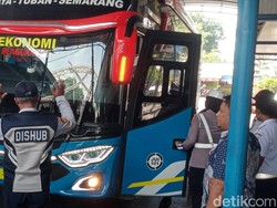 Petugas Gabungan Ram Check Angkutan di Terminal Lamongan Jelang Nataru