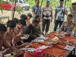 Dukung Asta Cita Presiden, Polres Trenggalek Bagikan Makan Siang Bergizi