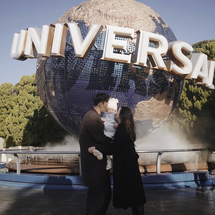 <p>"Ini adalah taman hiburan dan <em>roller coaster</em> pertamanya Avery," tulis Stella seraya menyisipkan emotikon hati. (Foto: Instagram: @stellarcor)</p>