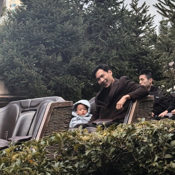 <p>Pada unggahan ini pula terlihat Avery menaiki <em>roller coaster</em> bersama sang Ayah. Avery terlihat anteng dan tidak rewel. Gemas banget, ya! (Foto: Instagram: @stellarcor)</p>