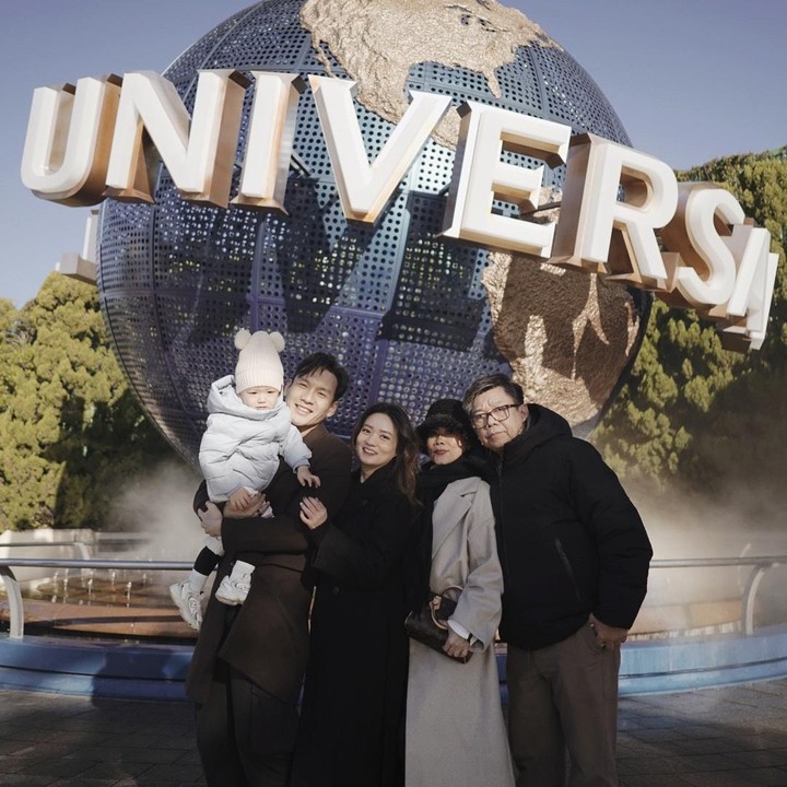 <p>Pada liburan kali ini, Fendy dan Stella langsung mengajak Avery ke Universal Studio yang ada di Jepang. Ini merupakan taman hiburan pertama yang dikunjungi oleh bocah berusia dua tahun itu. (Foto: Instagram: @stellarcor)</p>