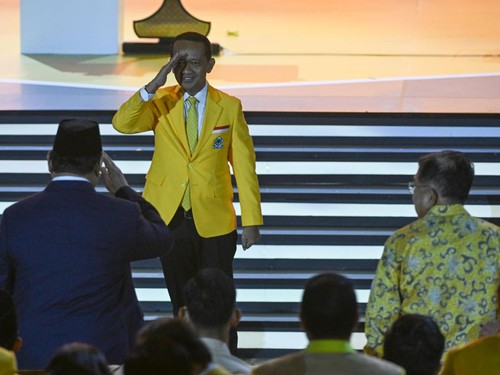 Ketua Umum Partai Golkar Bahlil Lahadalia (tengah) memberikan hormat kepada Presiden Prabowo Subianto (kiri) .