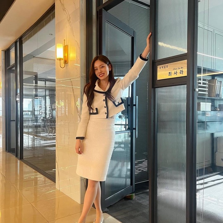 <p>Rok span dan atasan seperti yang dikenakan Han Jae Yi ini bisa dijadikan inspirasi <em>outfit</em> kantor, Bunda. Dominasi warna putih dengan sedikit salur hitam dalam outfitnya membuat penampilan terlihat <em>clean look</em> dan elegan, ya. (Foto: Instagram @jragoo_)</p>