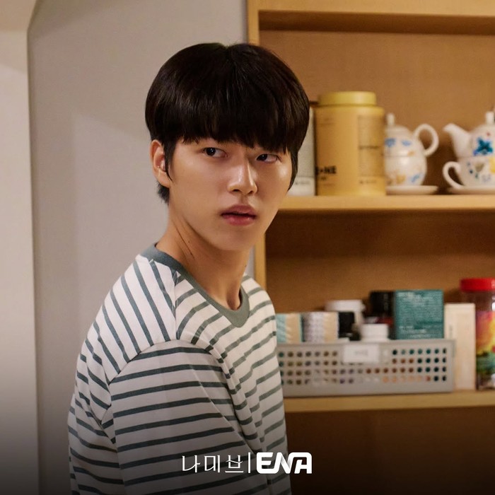 Sang ibu yang selalu menyalahkan diri atas kecelakaan tersebut dan mencemaskan masa depan putranya, justru membuat Shin Jin Woo merasa tertekan. Hubungan keduanya pun perlahan merenggang, Beauties./ Foto: instagram.com/channel.ena.d