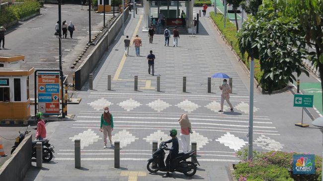 sejumlah-pekerja-berjalan-pulang-di-kawasan-sudirman-jakarta-jumat-13122024-6_169 sejumlah-pekerja-berjalan-pulang-di-kawasan-sudirman-jakarta-jumat-13122024-6_169