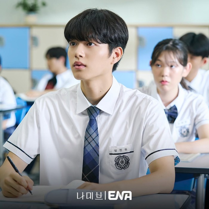 Semasa kecil, Shim Jin Woo mengalami insiden kecelakaan mobil hingga membuatnya kehilangan pendengaran. Karena gangguan yang dimiliki Shim Jin Woo ini, dirinya harus menghadapi perundungan di sekolah./ Foto: instagram.com/channel.ena.d