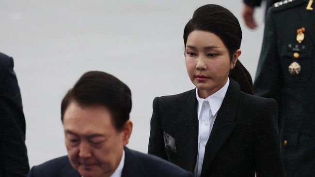 Dokumenter tentang kontroversi Ibu Negara Korea Selatan Kim Keon Hee viral dan sold out jelang voting pemakzulan Presiden Yoon Suk Yeol.