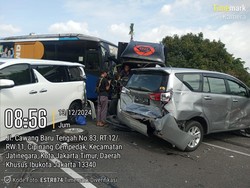 Penampakan Tabrakan Beruntun di Tol Dalam Kota, Vellfire-Innova Penyok