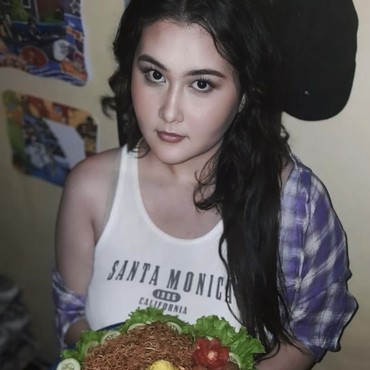 Talitha Curtis Tampil Berani dengan Bikini, Netizen: Mending Jualan Risol Lagi