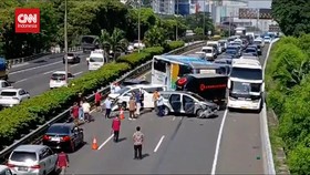 VIDEO: Masuk Lajur Contra Flow, 5 Mobil Tabrakan di Tol Dalam Kota