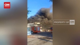 VIDEO: Gudang Kapas Terbakar, Petugas Damkar Kewalahan Padamkan Api