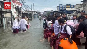 VIDEO: Tergenang Banjir Rob, Siswa Pulang Sekolah Naik Perahu