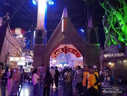 POV Keseruan Wisatawan yang Liburan di Trans Studio Bandung