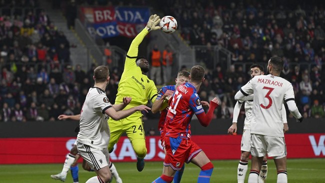 Andre Onana membuat blunder saat Manchester United menang susah payah 2-1 atas Viktoria Plzen dalam laga lanjutan Liga Europa.