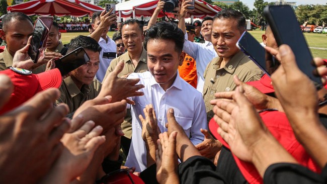 Pihak Masjid Raya Baiturrahman menepis isu soal pengusiran jamaah oleh Paspampres saat Wakil Presiden Gibran Rakabuming Raka hendak menunaikan Salat Jumat.