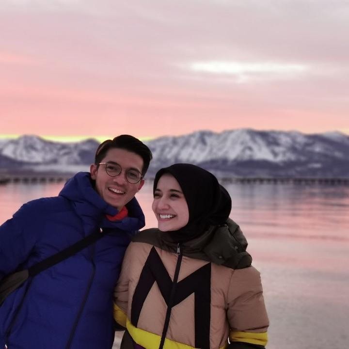 <p>Zaskia dan Irwansyah juga terlihat romantis bak pasangan muda dengan enam pose yang diunggah. Ayah dan Bunda Ukkasya Muhammad Syahki itu saling betatap muka penuh kehangatan, berpelukan, sampai Irwansyah mencium kening istri tercinta. (Foto: @zaskiasungkar1)</p>