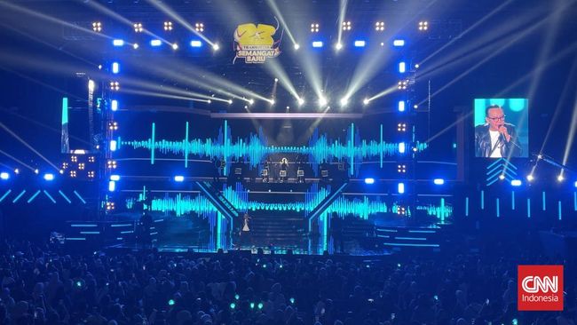 Penyanyi Ari Lasso membakar semangat penonton HUT Transmedia 23 saat tampil pada hari pertama di indoor stage Istora Senayan, Sabtu (14/12).