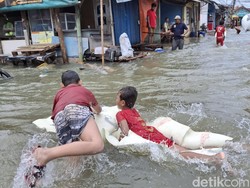 Banjir Rob Malah Jadi Waterboom Gratisan bagi Anak-anak Muara Angke
