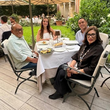 Berasa Ayah Kandung, Pelukan Erat Nia Ramadhani ke Mertua Jadi Perhatian