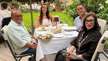 img-title Berasa Ayah Kandung, Pelukan Erat Nia Ramadhani ke Mertua Jadi Perhatian
