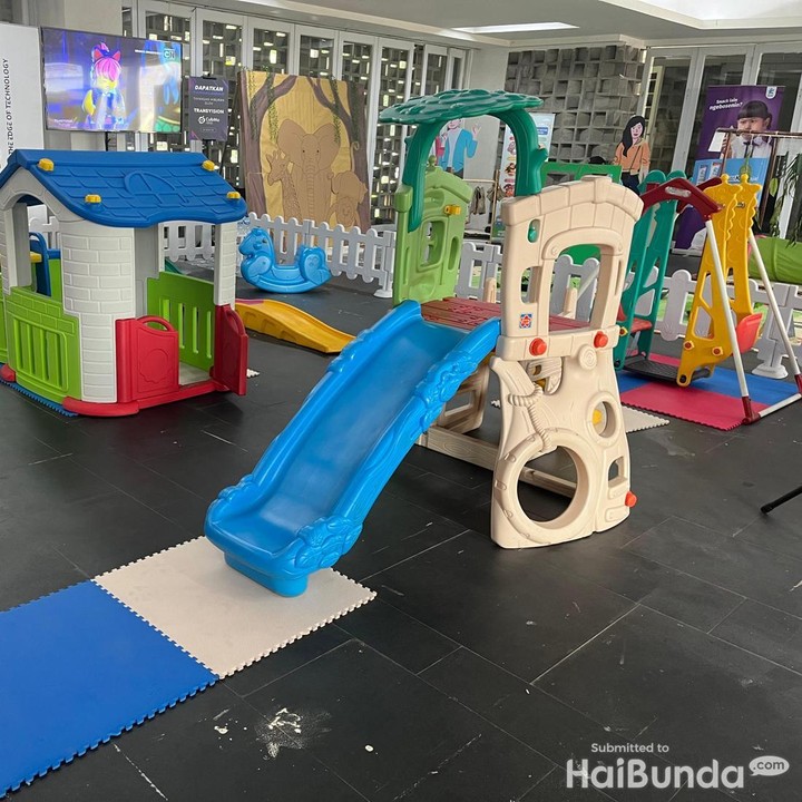 <p><em>Booth </em>HaiBunda menyediakan beragam aktivitas interaktif seperti <em>mini playground</em> yang dilengkapi dengan beberapa permainan, seperti seluncuran, ayunan, hingga rumah-rumahan. (Foto: Amira Salsabila Aprilia)</p>