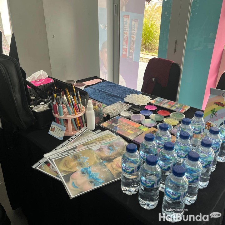 <p>Tak hanya itu, Bunda dan Si Kecil juga dapat pengalaman seru di <em>booth</em> HaiBunda dengan mencoba<em> face painting. </em>Ini adalah teknik melukis dengan menggunakan wajah sebagai medianya. (Foto: Amira Salsabila Aprilia)</p>