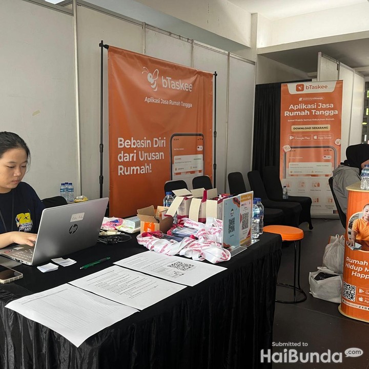 <p>Bunda yang membawa Si Kecil ke perayaan <em>23 HUT TRANSMEDIA SEMANGAT BARU</em> tampaknya tak perlu khawatir. Hal ini karena ada <em>booth</em> HaiBunda Family Lounge sebagai tempat bermain anak dan bersantai para Bunda. (Foto: Amira Salsabila Aprilia)</p>