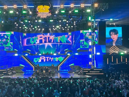 Keseruan Hari Pertama HUT Transmedia ke-23, SHINee KEY Nyanyi Bareng Fans