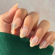 Kuku Cantik dan Festive, Rayakan Natal dengan 5 Desain Nail Art Ini!
