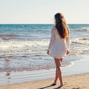 Santai di Pasir dan Main Ombak, Zodiak Ini Selalu Cari Pantai saat Liburan