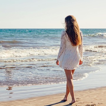 Santai di Pasir dan Main Ombak, Zodiak Ini Selalu Cari Pantai saat Liburan