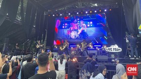 J-Rocks Bakar Semangat Penonton di Outdoor Stage HUT Transmedia 23