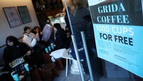 FOTO: Kopi-Makanan Gratis untuk Pendemo Tuntut Presiden Korsel Mundur
