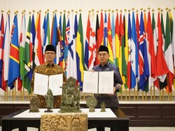 Menlu Serahkan 6 Objek Diduga Cagar Budaya ke Menbud Fadli Zon