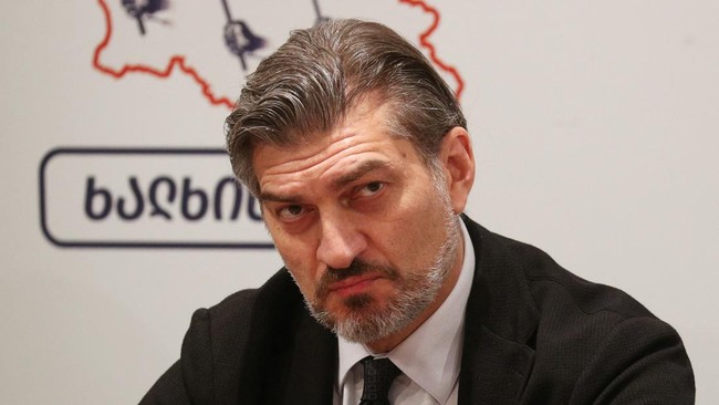 Mantan penyerang klub Liga Inggris Manchester City, Mikheil Kavelashvili, 53, memenangkan suara dewan elektoral pada Sabtu (14/12) untuk jadi Presiden Georgia.