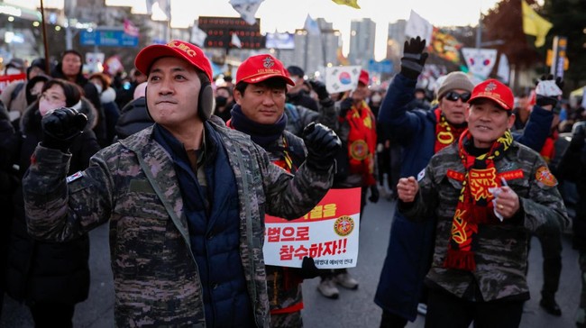 Ratusan pendukung Presiden Korea Selatan Yoon Suk Yeol menggelar demonstrasi tandingan untuk menentang pemakzulan sang presiden.