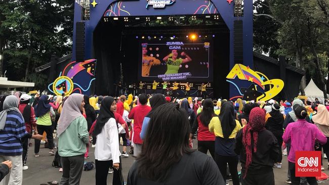 HUT Transmedia ke-23 turut menghadirkan olahraga zumba bersama yang diikuti oleh ratusan emak-emak di Istora Senayan, Jakarta.
