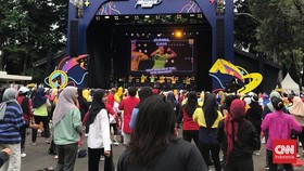 Ratusan 'Emak-emak' Semangat Ikuti Zumba di HUT Transmedia