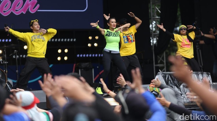 Ratusan ‘Emak-emak’ Meriahkan Zumba HUT Transmedia di Istora Senayan HUT ke-23 Transmedia turut menghadirkan olahraga zumba bersama yang diikuti oleh ratusan emak-emak di Istora Senayan, Jakarta, Sabtu (14/12/2024).