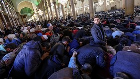 FOTO: Jumatan Pertama di Masjid Umayyah Usai Keruntuhan Rezim Assad